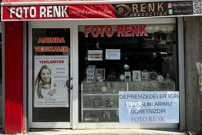 Hakkarili fotoğrafçıdan Depremzedelere destek