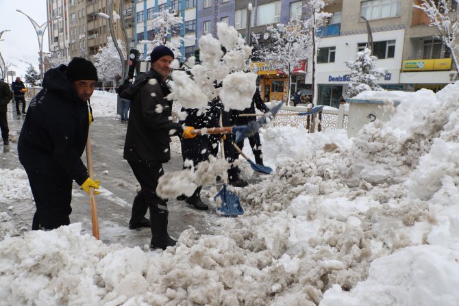 HAKKARİ BELEDİYESİ KAR KÜREME TİMİ İŞ BAŞINDA
