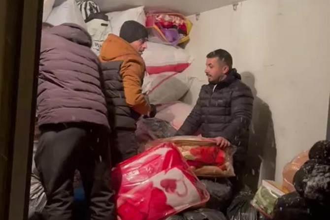 Yüksekova'da kar yağışı altında yardım topladılar