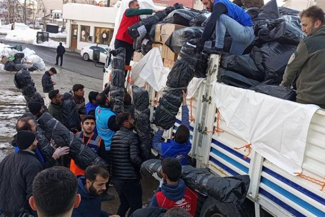 Hakkarililer  Depremzedeler İçin Seferber Oldular 