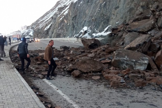 HAKKARİ KARAYOLUNA DEV KAYALAR DÜŞTÜ