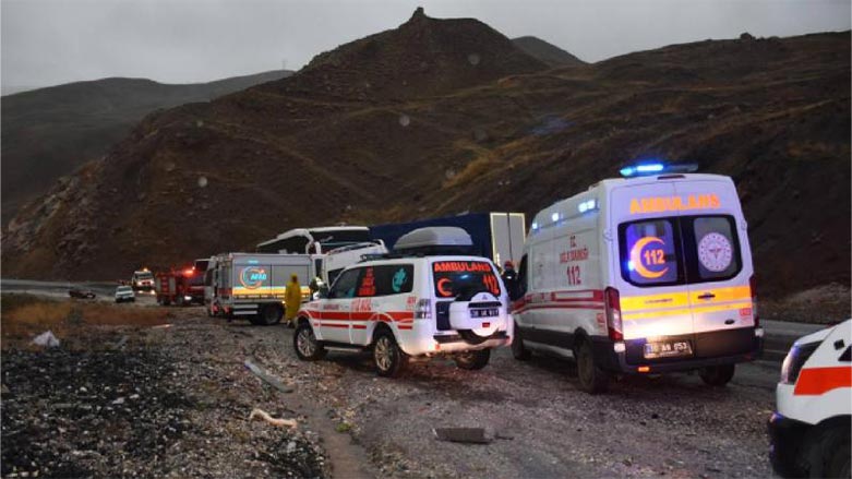 Hakkari-Van yolunda kaza: 3 Yaralı