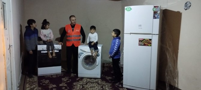 Hakkari'de Özel geresinimli aileye beyaz eşya desteği