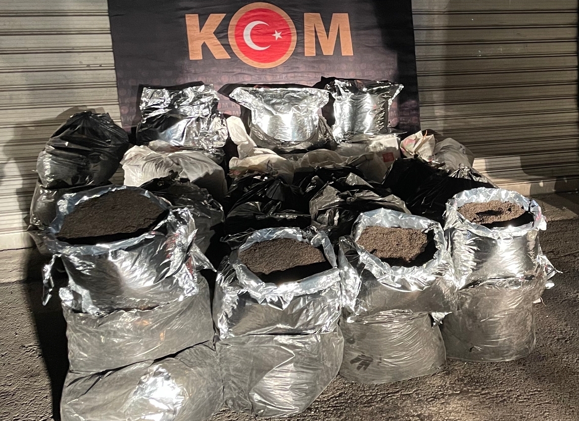 Yüksekova'da 1 ton gümrük kaçağı çay ele geçirildi