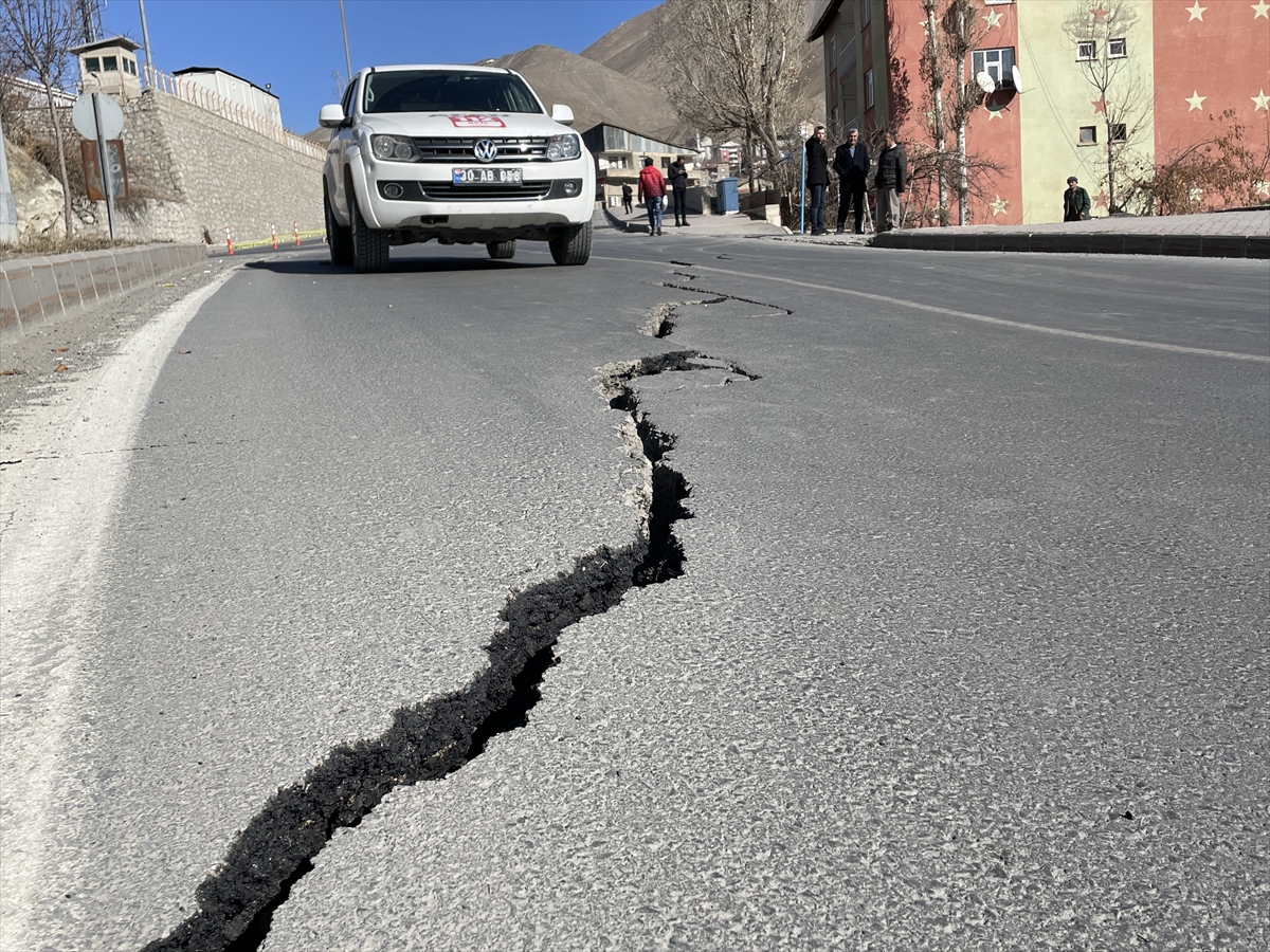    Hakkari'de çatlak oluşan yolda ulaşım kontrollü sağlanıyor