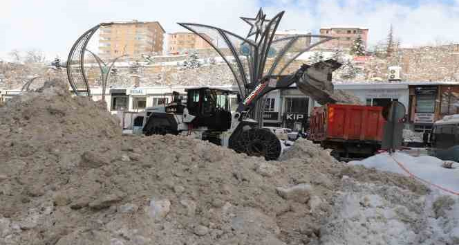 Hakkari Belediyesi'nden karla mücadele çalışması