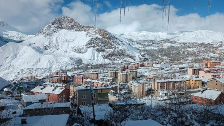 Hakkari'de kar yağışı; 240 yerleşim yerine ulaşım yok