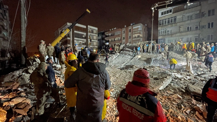 Depremde ölenlerin sayısı 3 bin 381'e yükseldi