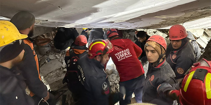 Hakkari'den Hatay'a giden ekipler enkaz altında kalan biri bebek 3 kişiyi kurtardı