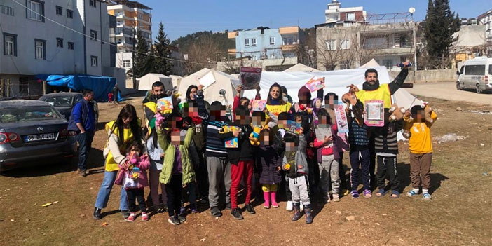 Hakkarili gönüllüler depremzede çocuklara oyuncak dağıttı