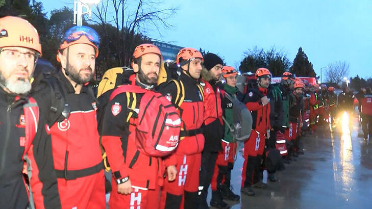 Deprem bölgesine arama kurtarma ekipleri gidiyor