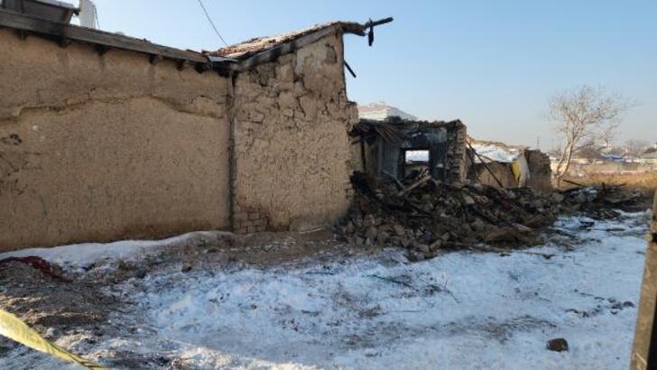 Yangın çıkan evin çatısı çöktü: 7 depremzede öldü