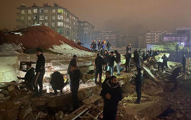 7.4'lük deprem 10 ili vurdu; Büyük yıkım var!