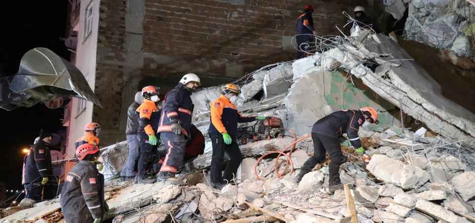 Deprem sonrası enkaz altında ne yapılmalı?
