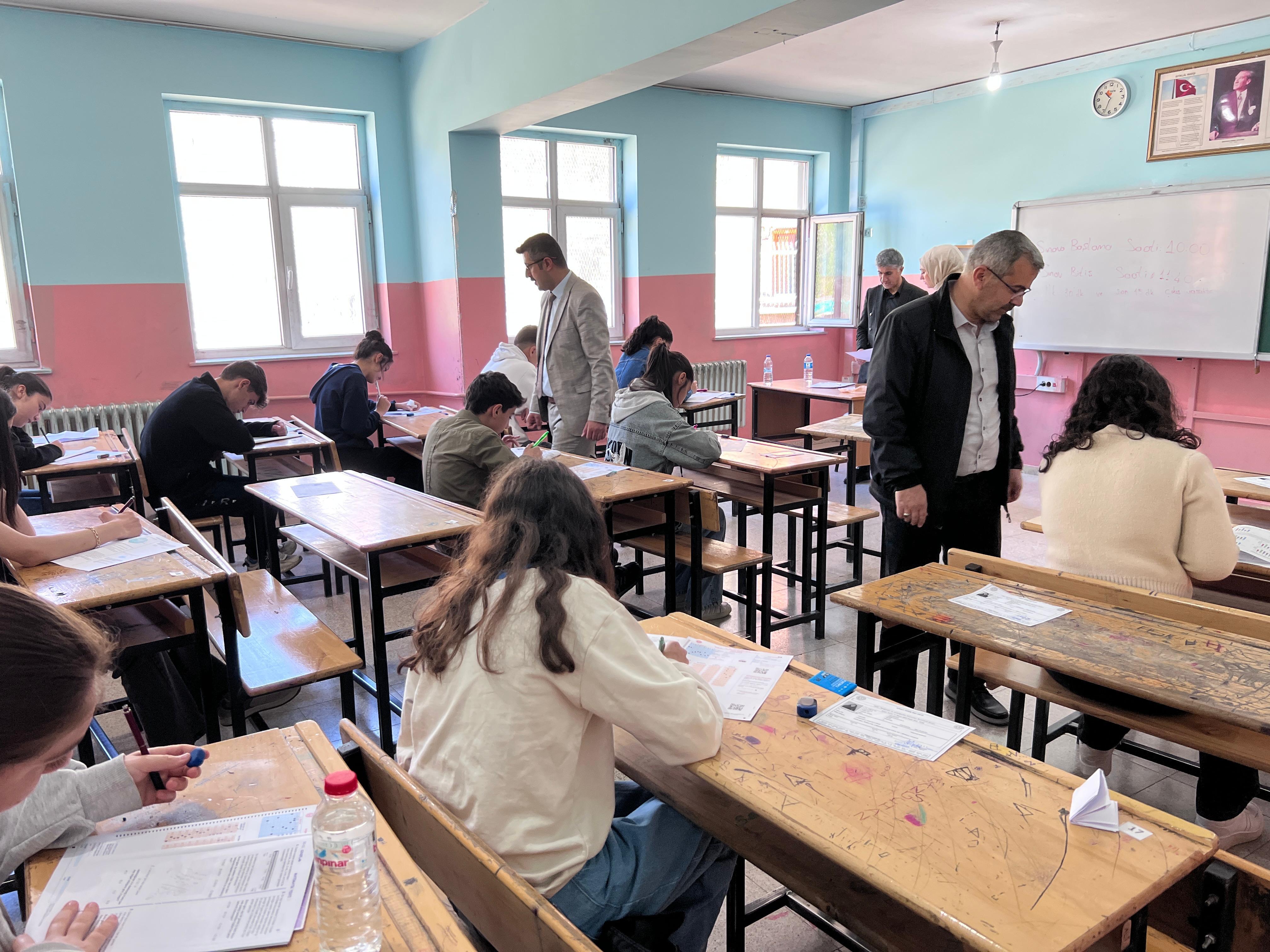 HAKKARİ’DE BURSLULUK SINAVI BAŞARIYLA TAMAMLANDI 