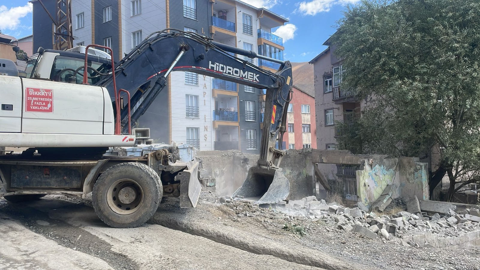 Hakkari’de metruk binalar yıkılıyor