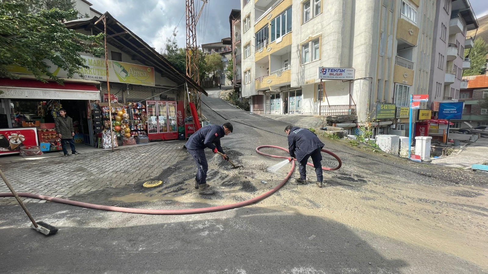 Selden sonra caddeler tazyikli suyla yıkandı