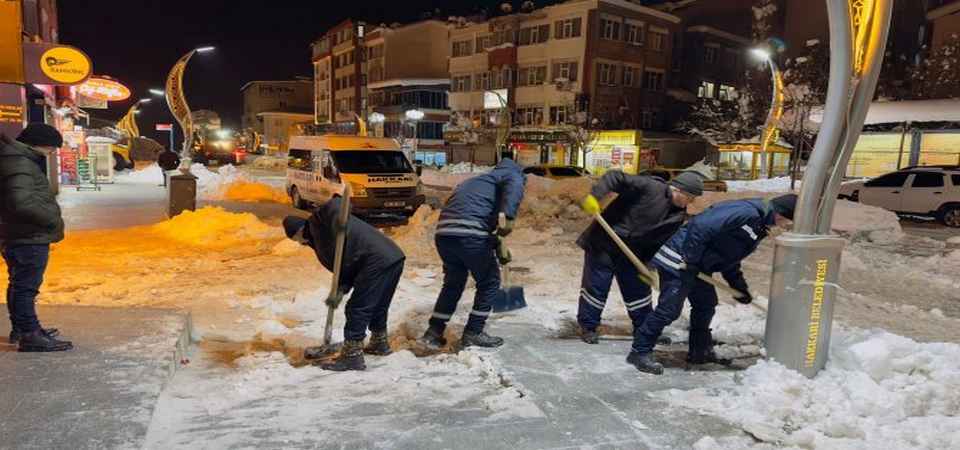 Hakkari merkezde karla mücadele sürüyor