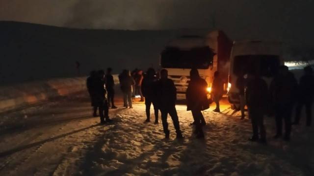 VALİ AKBIYIK, MAHSUR KALAN 8 ARAÇ, 35 VATANDAŞ KURTARILDI