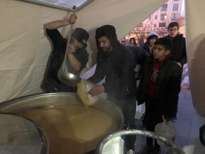Hakkari ekibinden depremzedelere yemek hizmeti