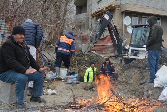 Hakkari’de dondurucu soğukta su mesaisi