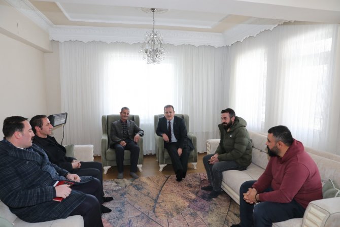 Vali Akbıyık, depremzedelerle bir araya geldi