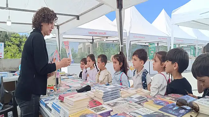 Mihrinaz Engin, Hakkari ve Bitlis Kitap Fuarında okurlarıyla buluştu