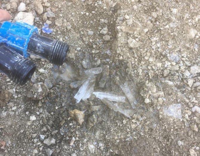 Hakkari itfaiyesi buz kütlelerini temizledi