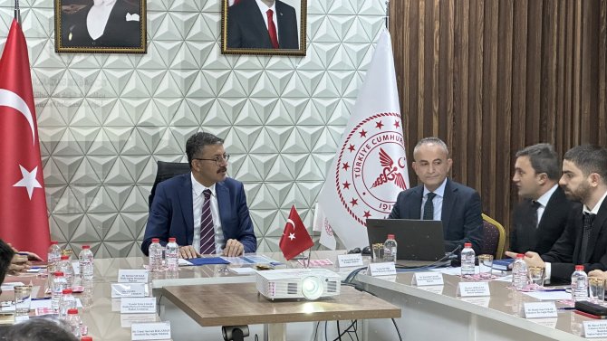 Vali Çelik, Hakkari Genelindeki Sağlık Tesisleri ve Personel durumu hakkında bilgiler aldı.