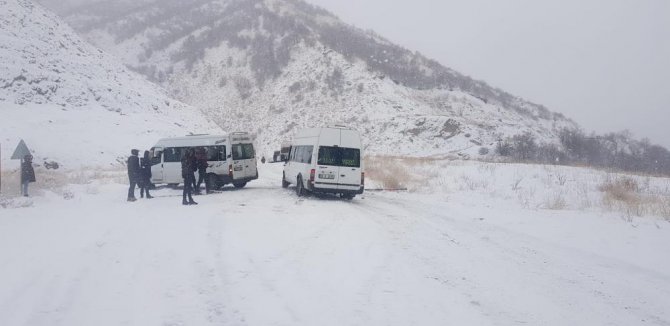 Şemdinli karayolunda 20’e yakın araç mahsur kaldı