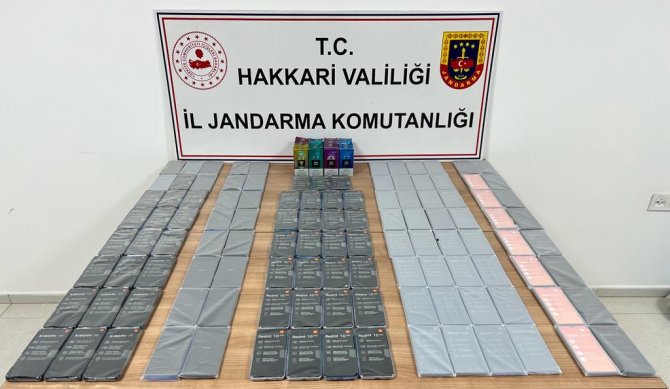 Cep telefonu ve elektronik sigara ele geçirildi